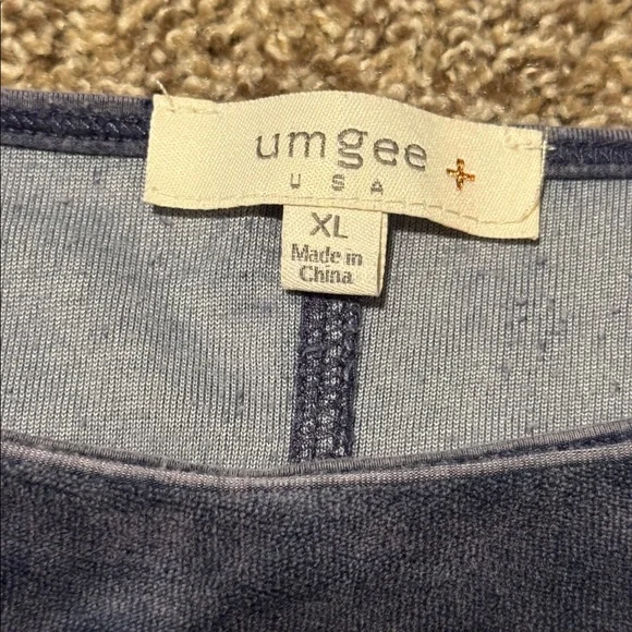 Umgee light grayish blue velour short sleeve top w/side slits (XL) - EUC! - Picture 8 of 10